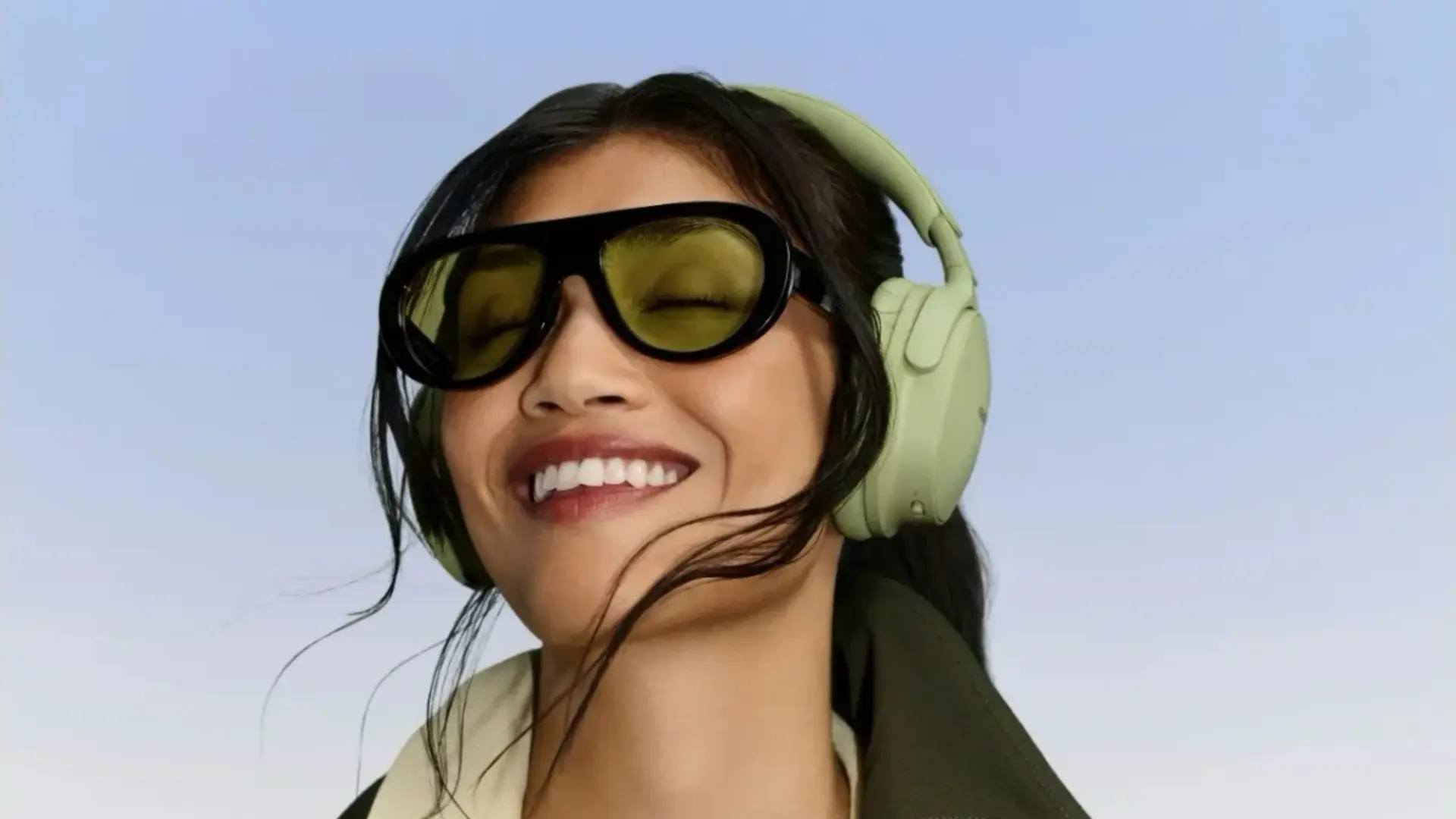 Bose-QuietComfort_Headphones_2nd_Gen_Eucalyptus_Green_Expressive_02.webp