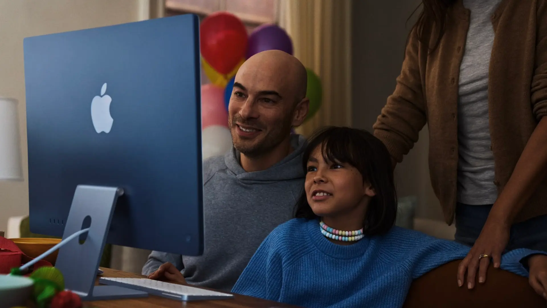 WWDC26-64-lifestyle-family-iMac.webp