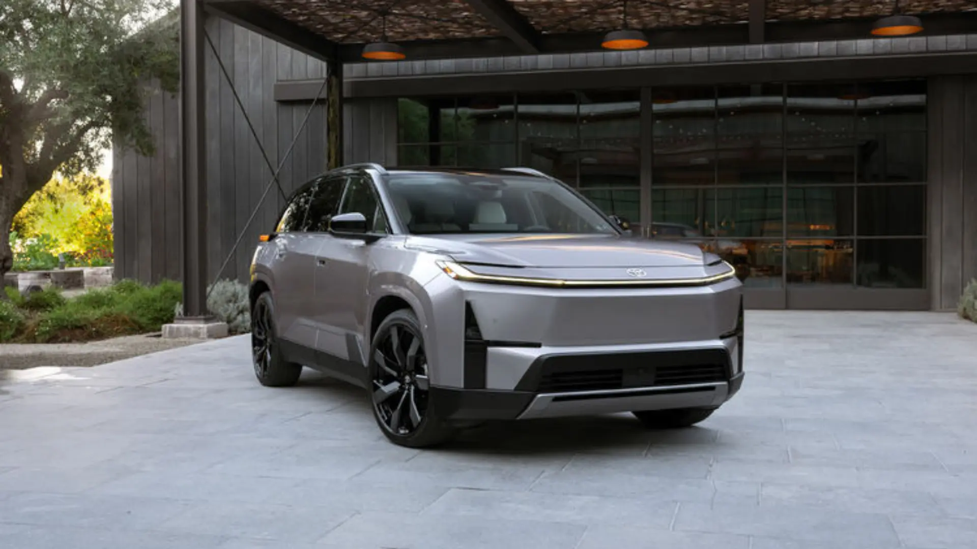 2027_Toyota_Highlander_Limited_Spellbound2Tone_003.webp