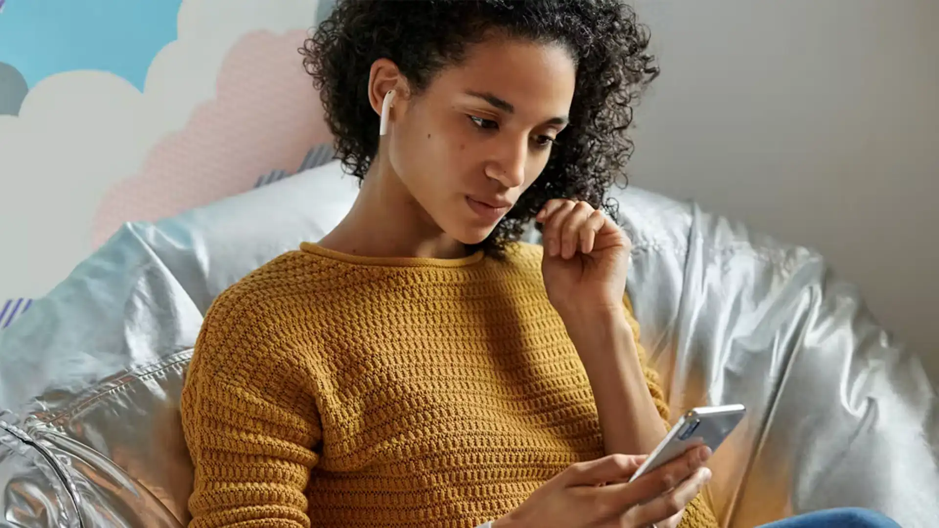 fe297200-c502-4c7a-8573-8896f766796b-apple-airpods-worlds-most-popular-wireless-headphones_woman-wearing-airpods_03202019.webp